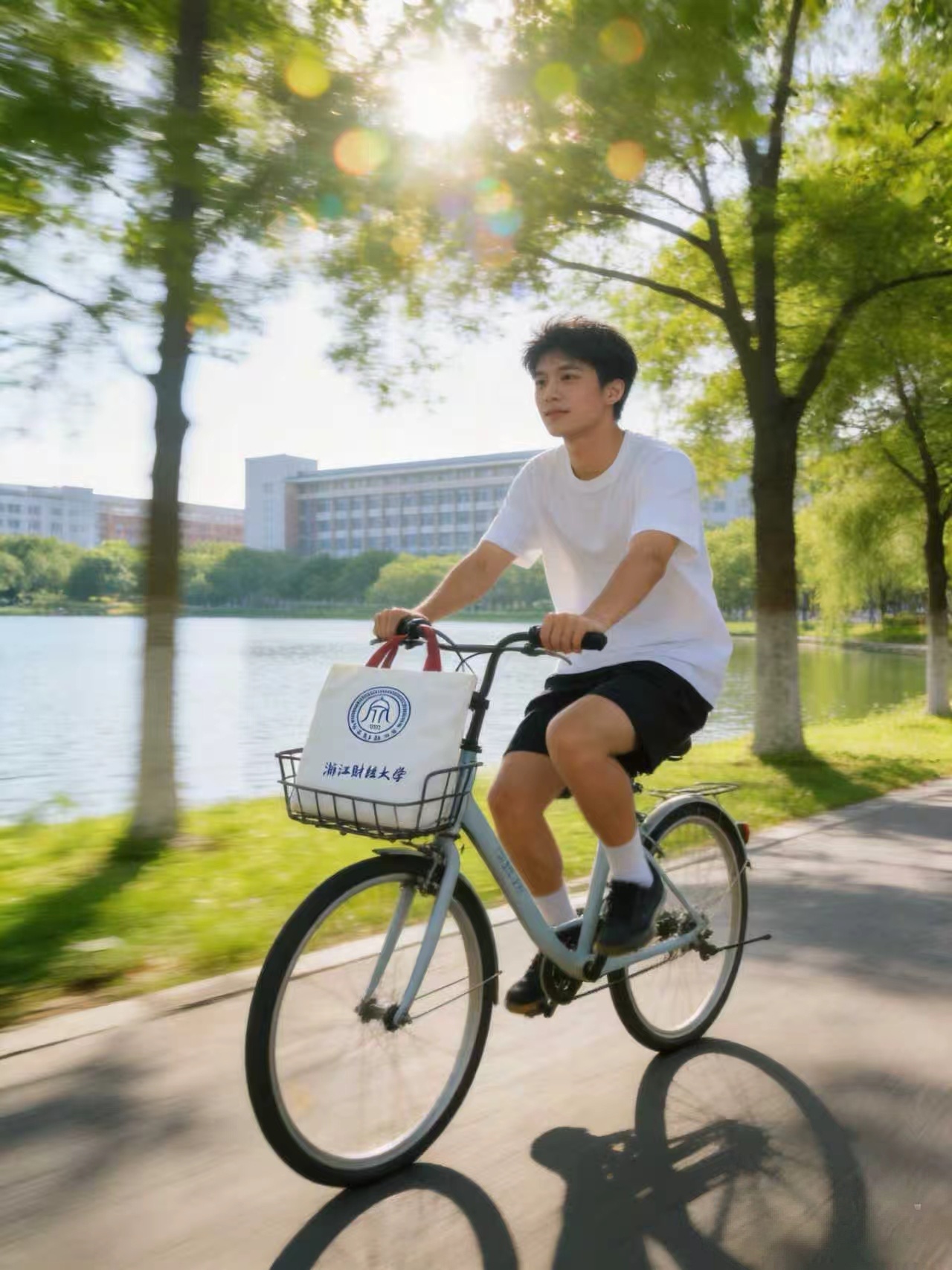 湖畔骑车场景